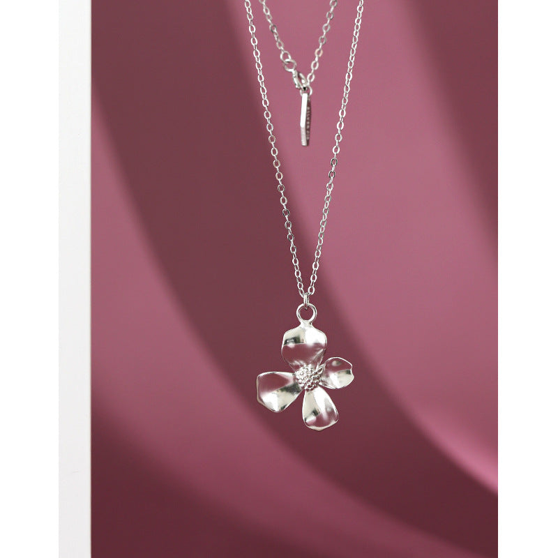 Simple flower necklace