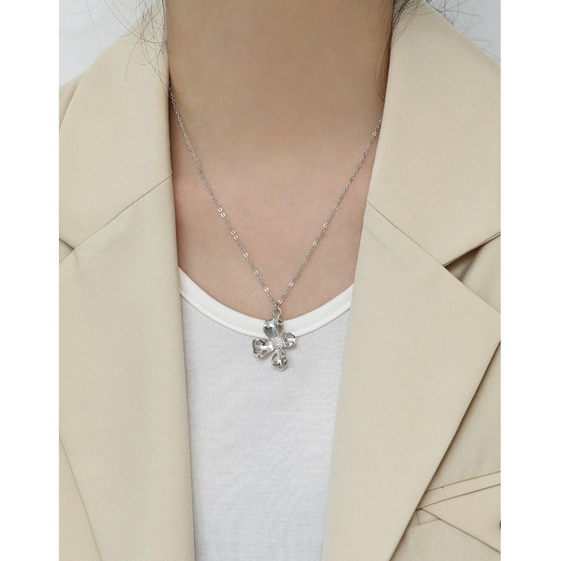 Simple flower necklace