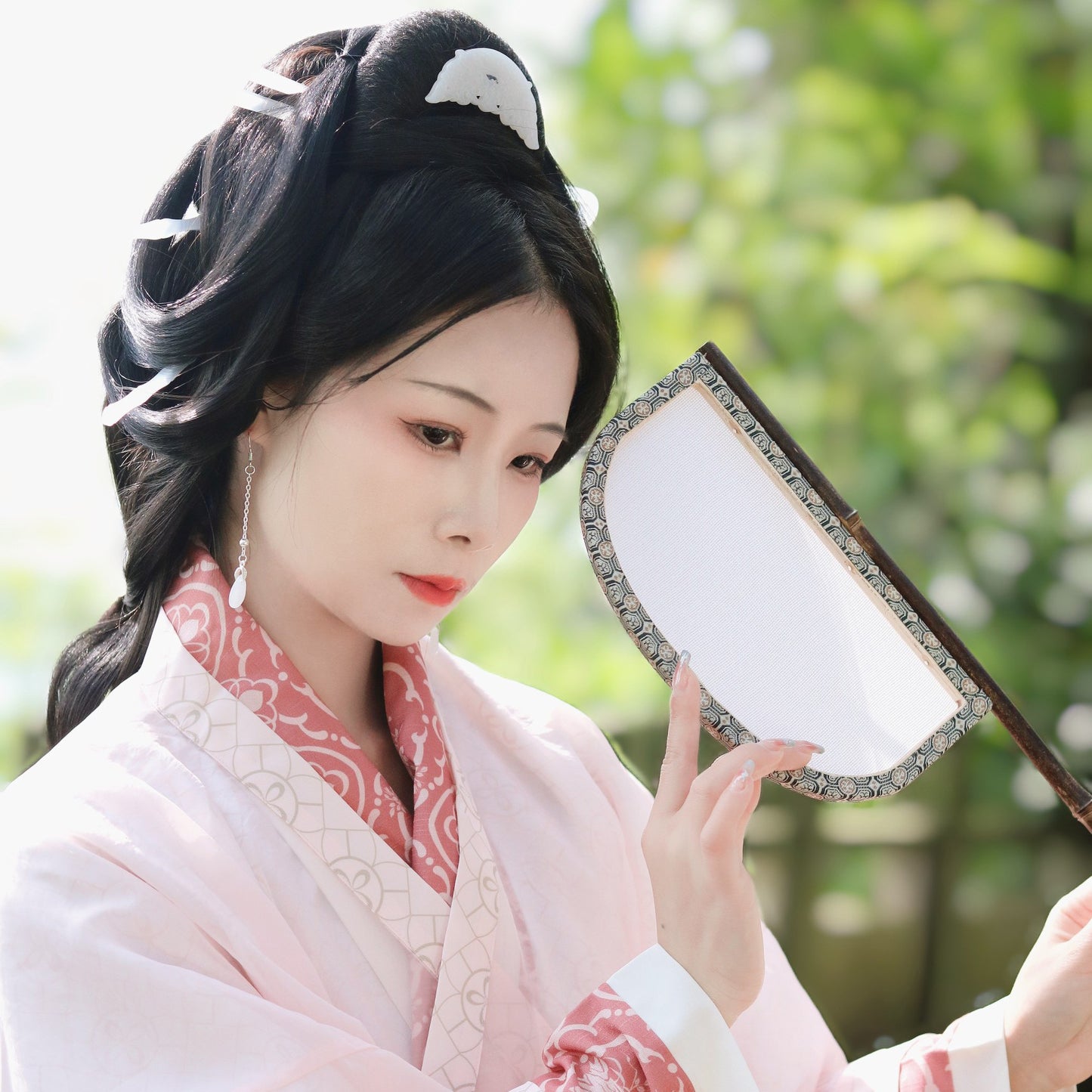 Purple bamboo imitation leather silk fan, long-handled special-shaped knife fan, Hanfu catwalk, photo props, mask fan, antique retro fan