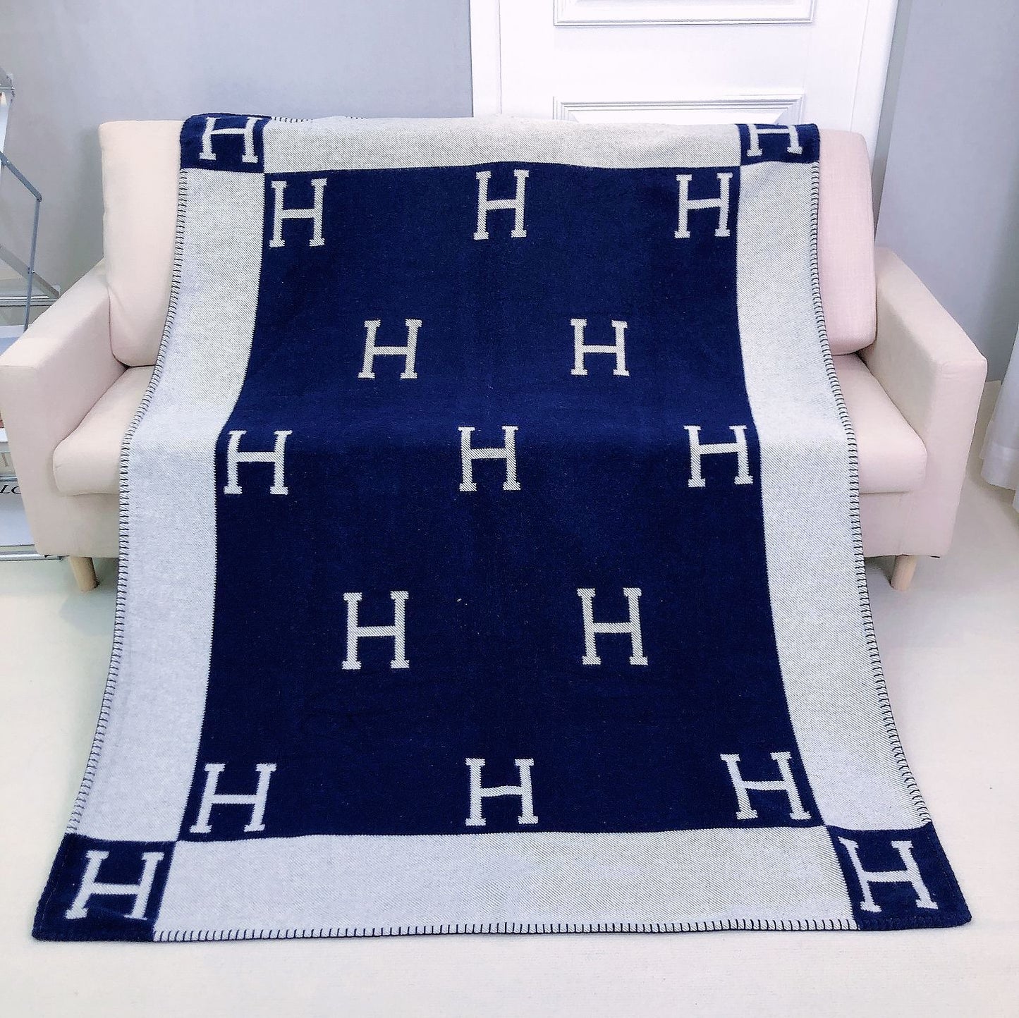letter H, blanket, nap, air-conditioned room, blanket, car camping, sofa, cashmere blanket