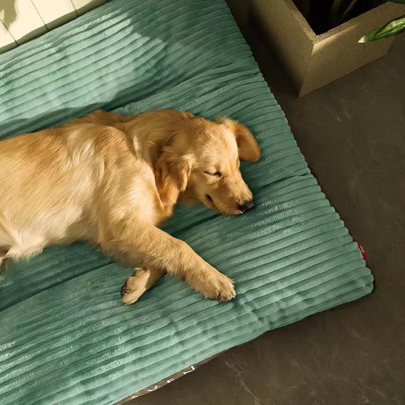 The kennel is a universal pet sleeping mat for all seasons, warm in winter, and can be disassembled and washed, and large dogs, dog beds, and dog mats for sleeping