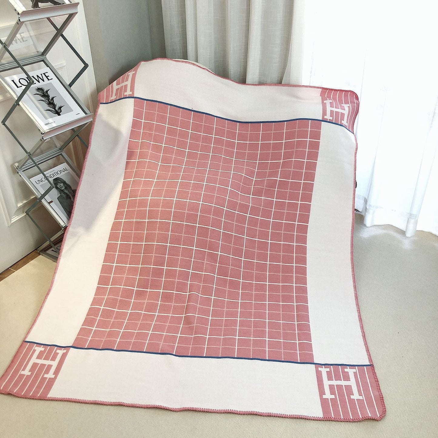 letter H, blanket, nap, air-conditioned room, blanket, car camping, sofa, cashmere blanket