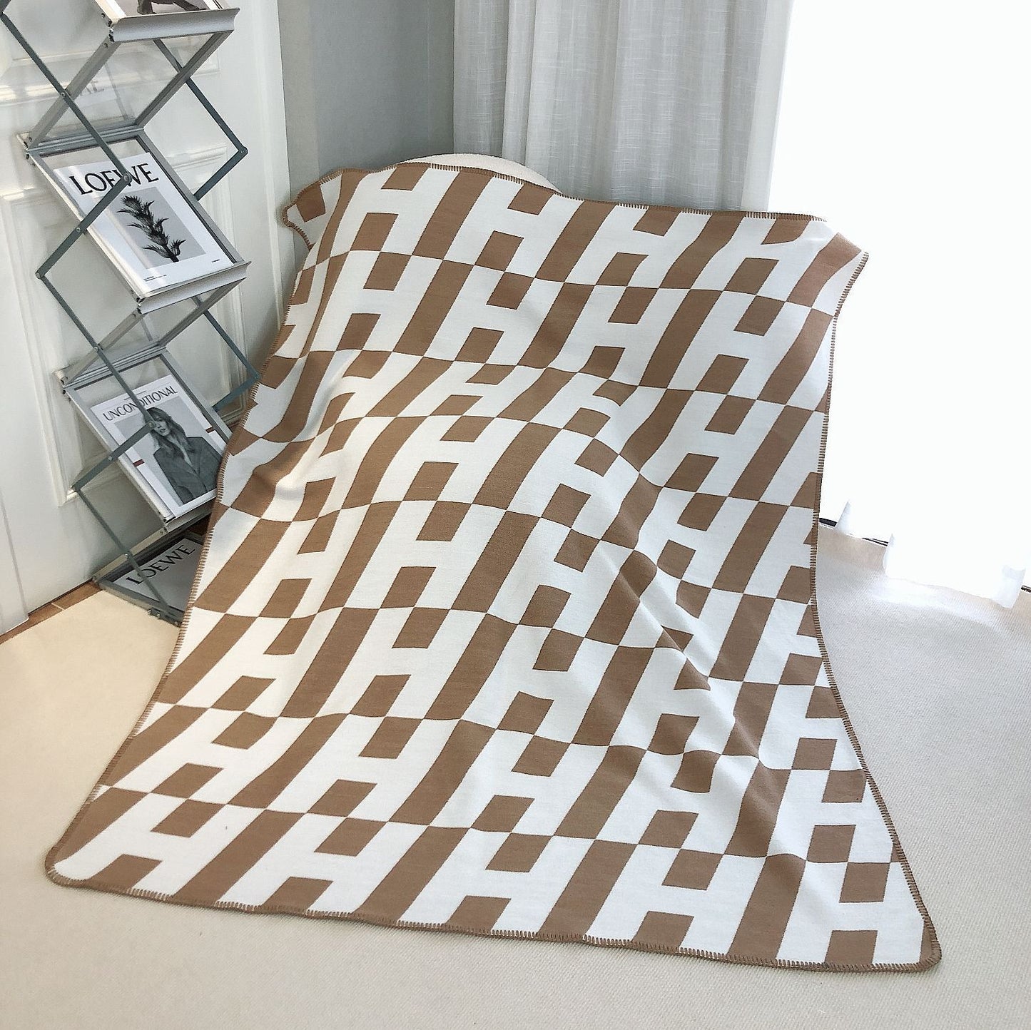 letter H, blanket, nap, air-conditioned room, blanket, car camping, sofa, cashmere blanket
