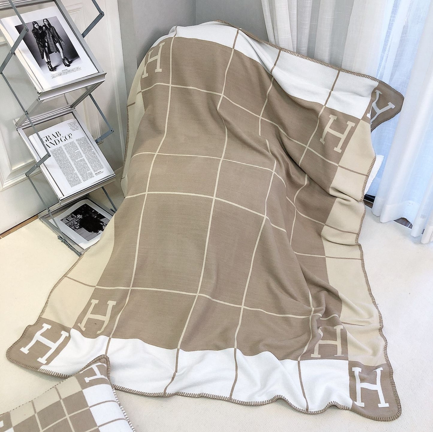 letter H, blanket, nap, air-conditioned room, blanket, car camping, sofa, cashmere blanket