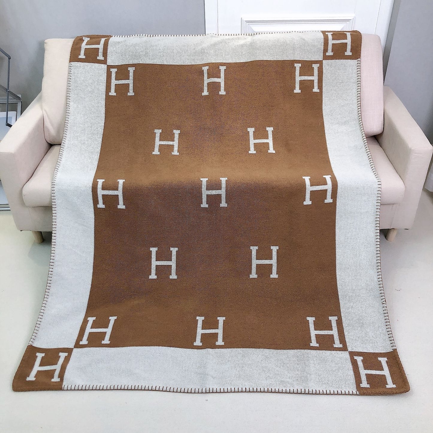 letter H, blanket, nap, air-conditioned room, blanket, car camping, sofa, cashmere blanket