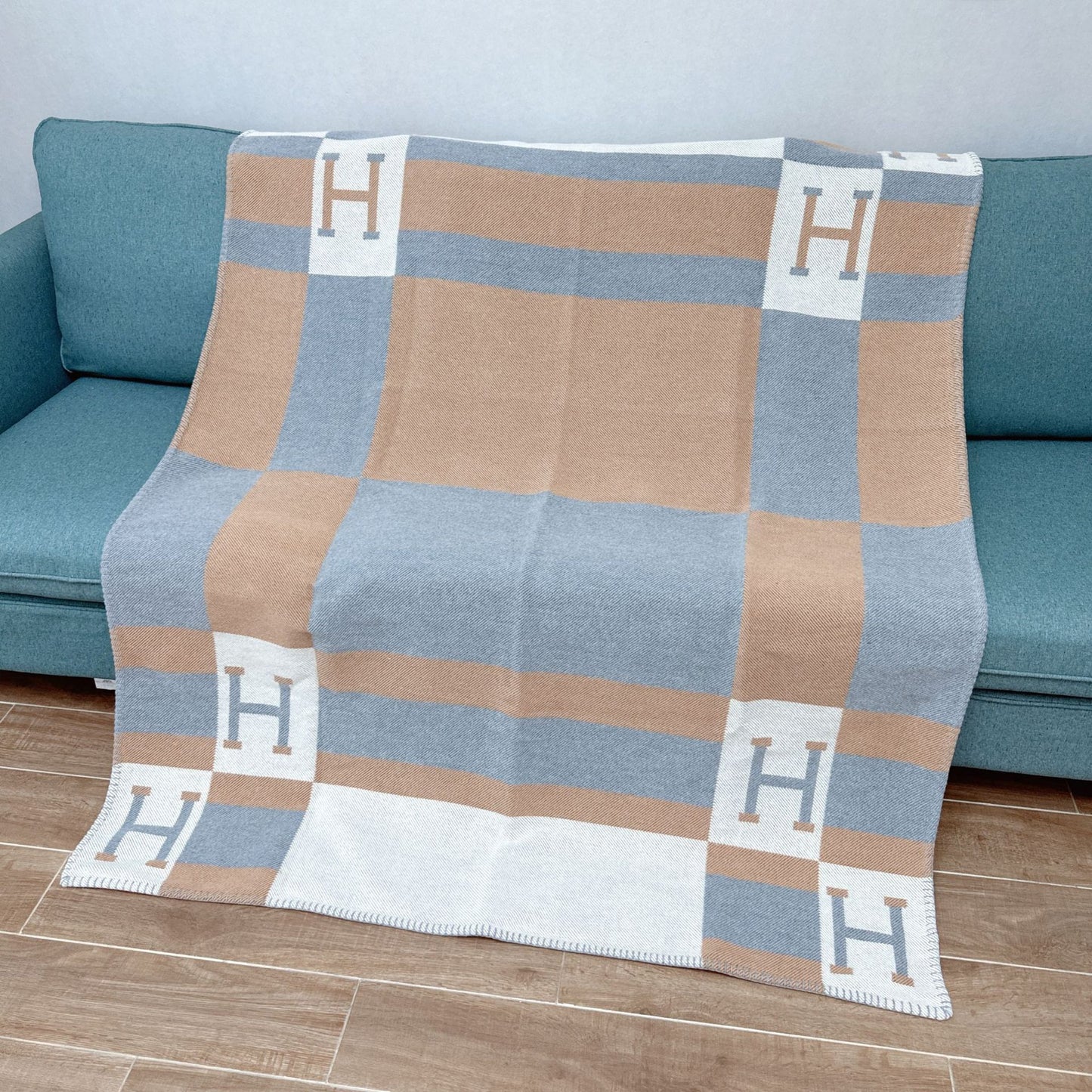 letter H, blanket, nap, air-conditioned room, blanket, car camping, sofa, cashmere blanket