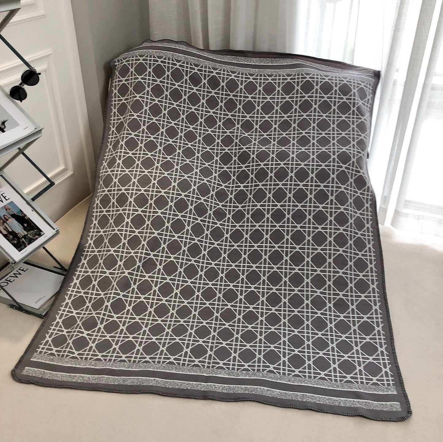 letter H, blanket, nap, air-conditioned room, blanket, car camping, sofa, cashmere blanket