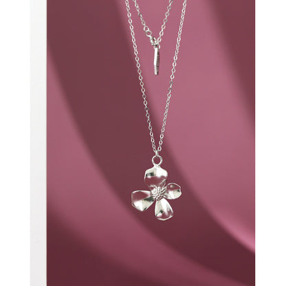 Simple flower necklace