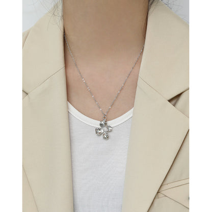 Simple flower necklace