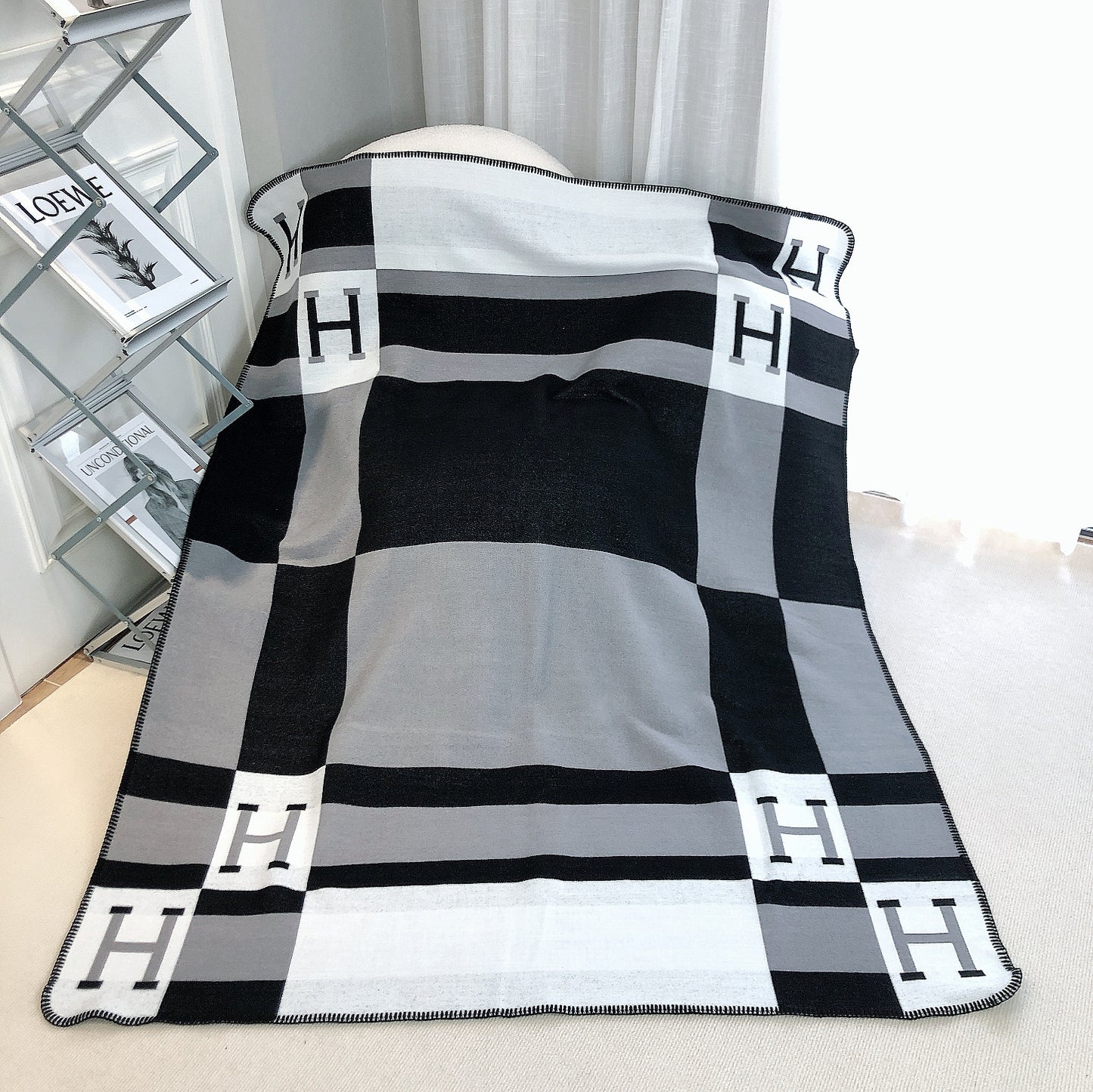 letter H, blanket, nap, air-conditioned room, blanket, car camping, sofa, cashmere blanket