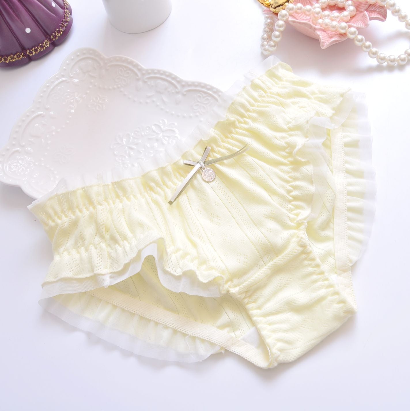 Long-term supply Japanese hollow cotton cotton princess sexy embroidery flash triangle girl ladies panties