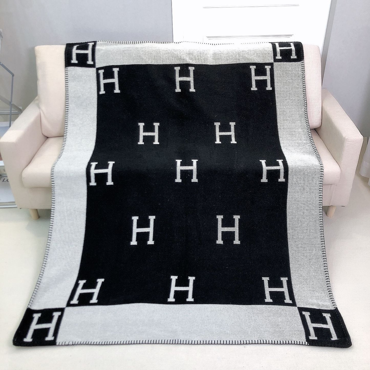 letter H, blanket, nap, air-conditioned room, blanket, car camping, sofa, cashmere blanket
