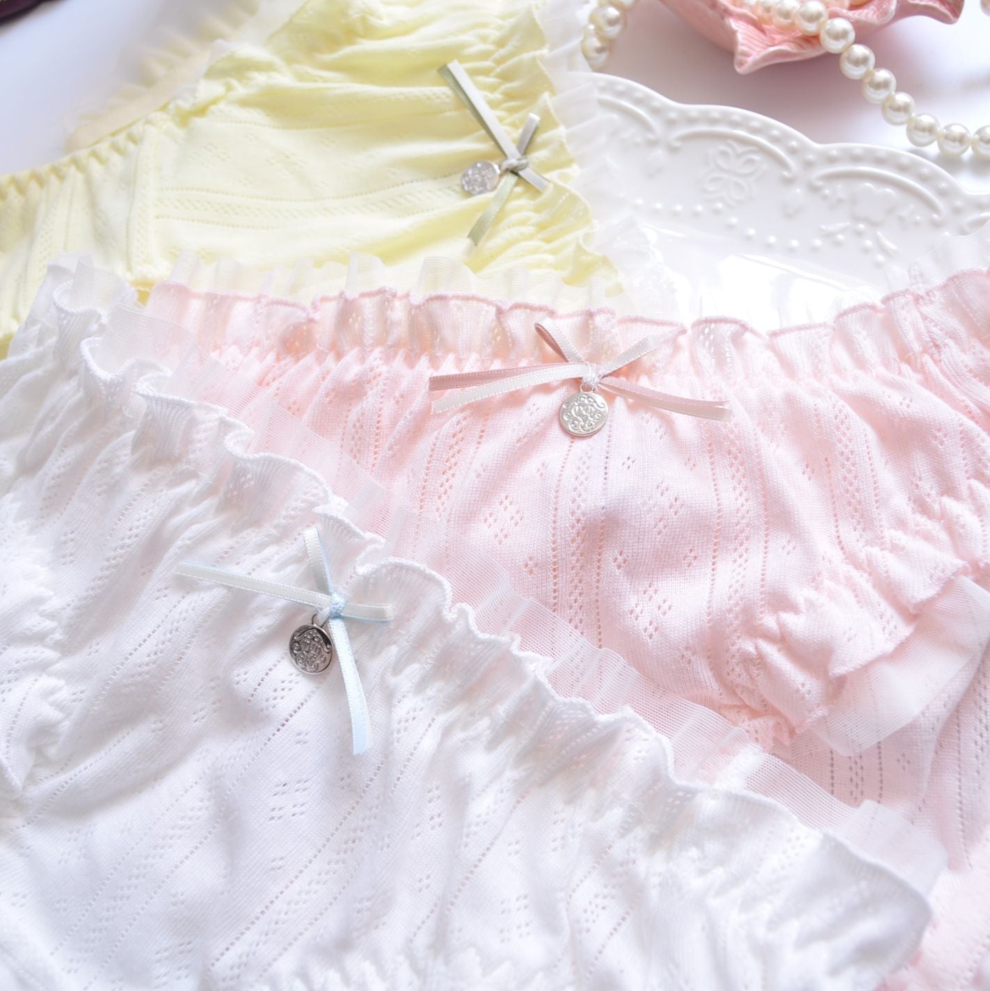 Long-term supply Japanese hollow cotton cotton princess sexy embroidery flash triangle girl ladies panties